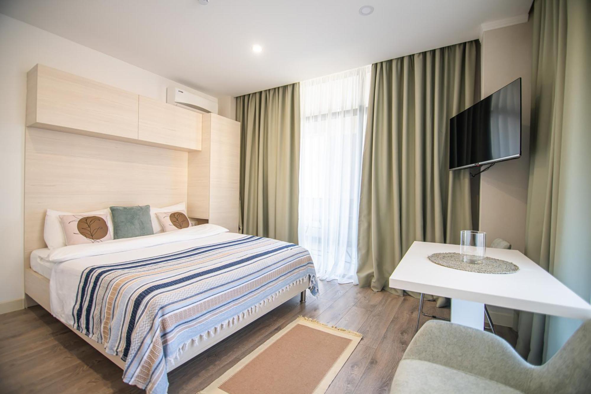 Green Side Apart Hotel Батуми Екстериор снимка