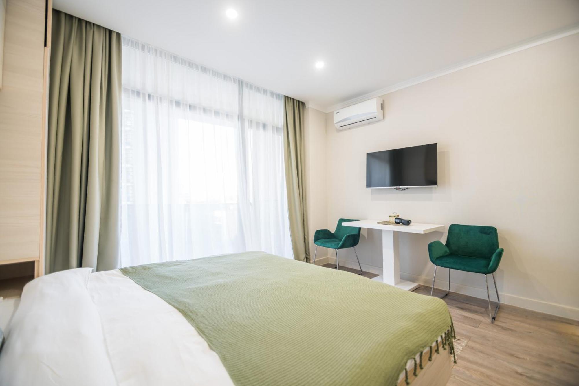 Green Side Apart Hotel Батуми Екстериор снимка