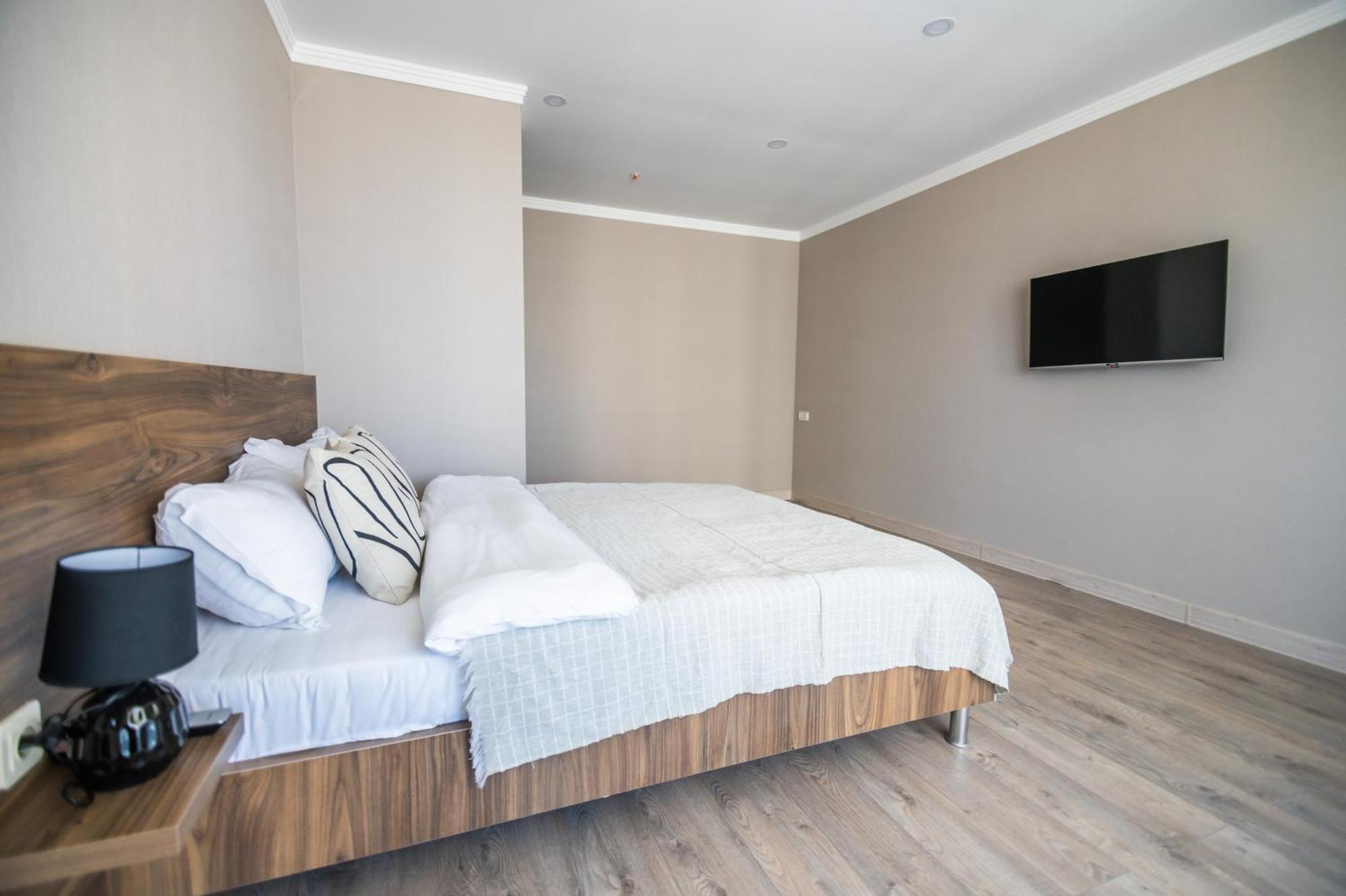 Green Side Apart Hotel Батуми Екстериор снимка