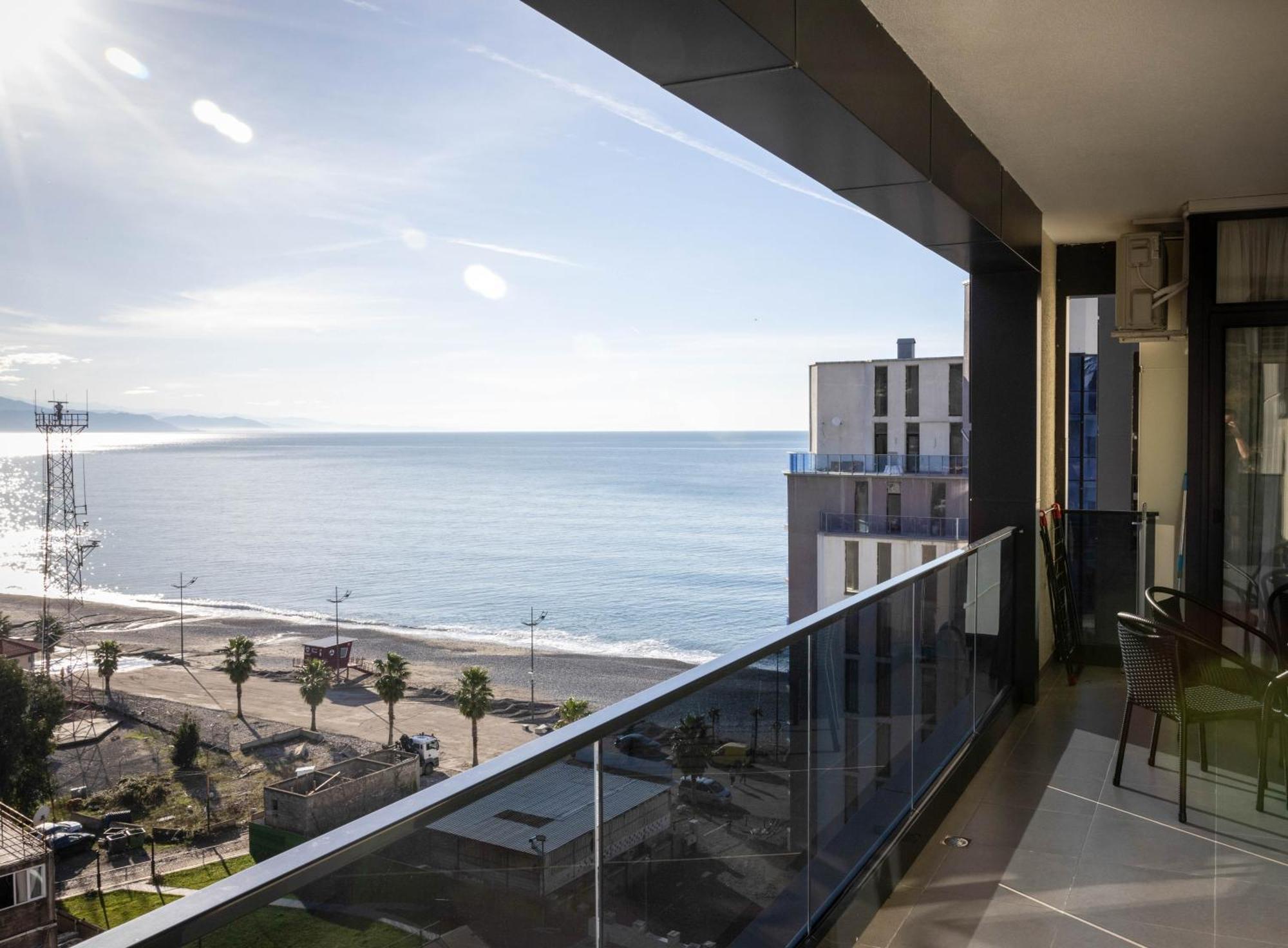 Green Side Apart Hotel Батуми Екстериор снимка