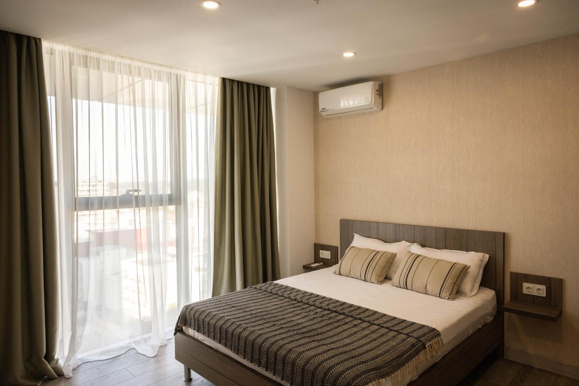 Green Side Apart Hotel Батуми Екстериор снимка