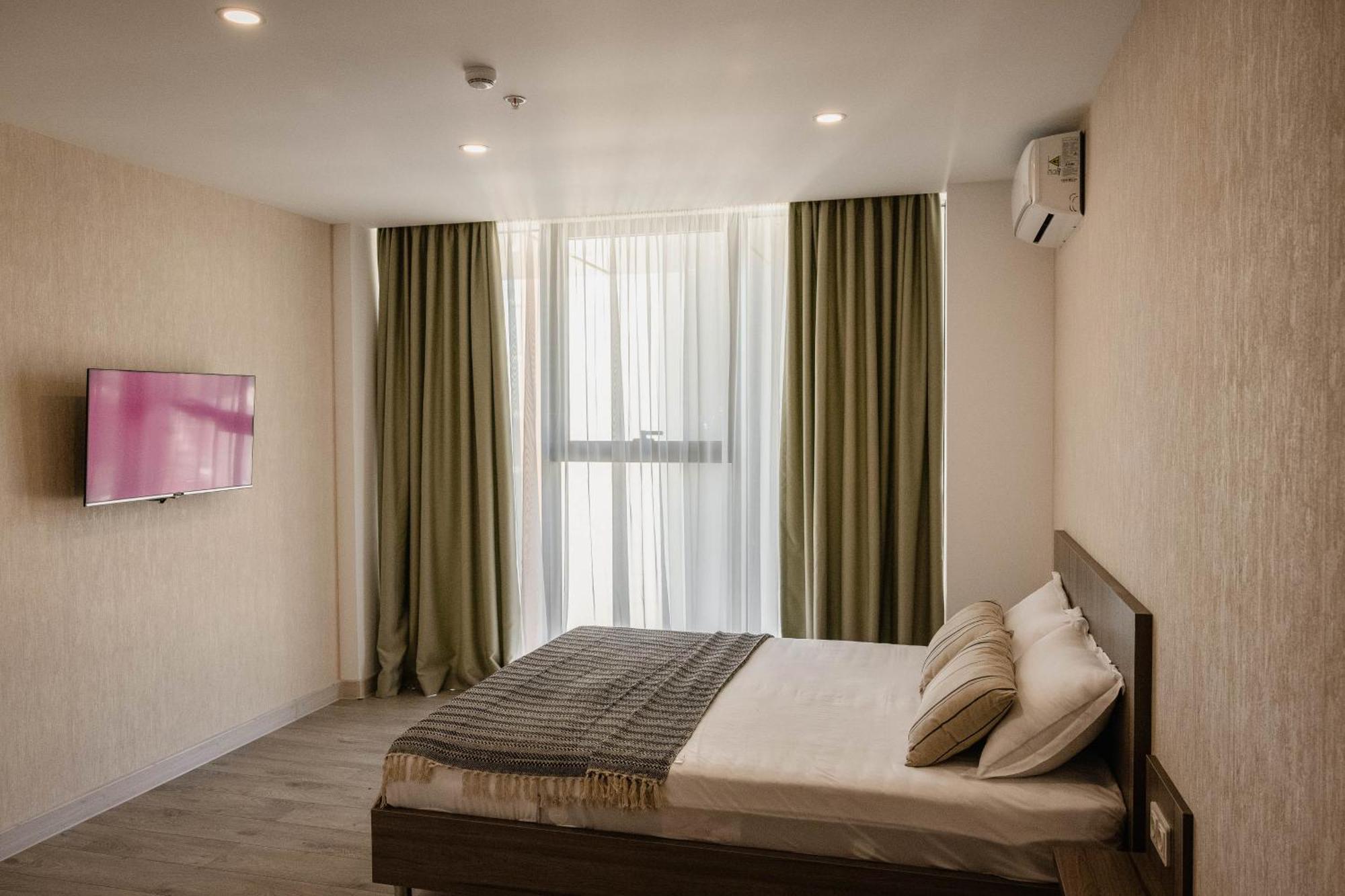 Green Side Apart Hotel Батуми Екстериор снимка