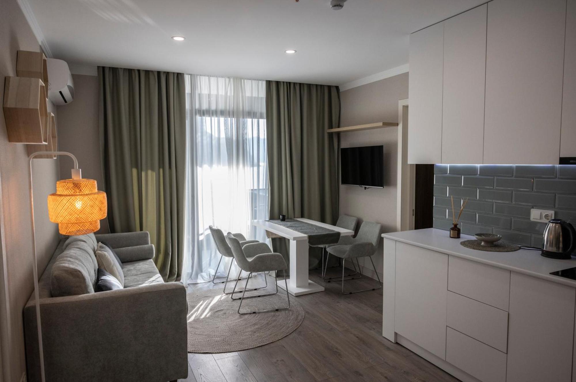 Green Side Apart Hotel Батуми Екстериор снимка
