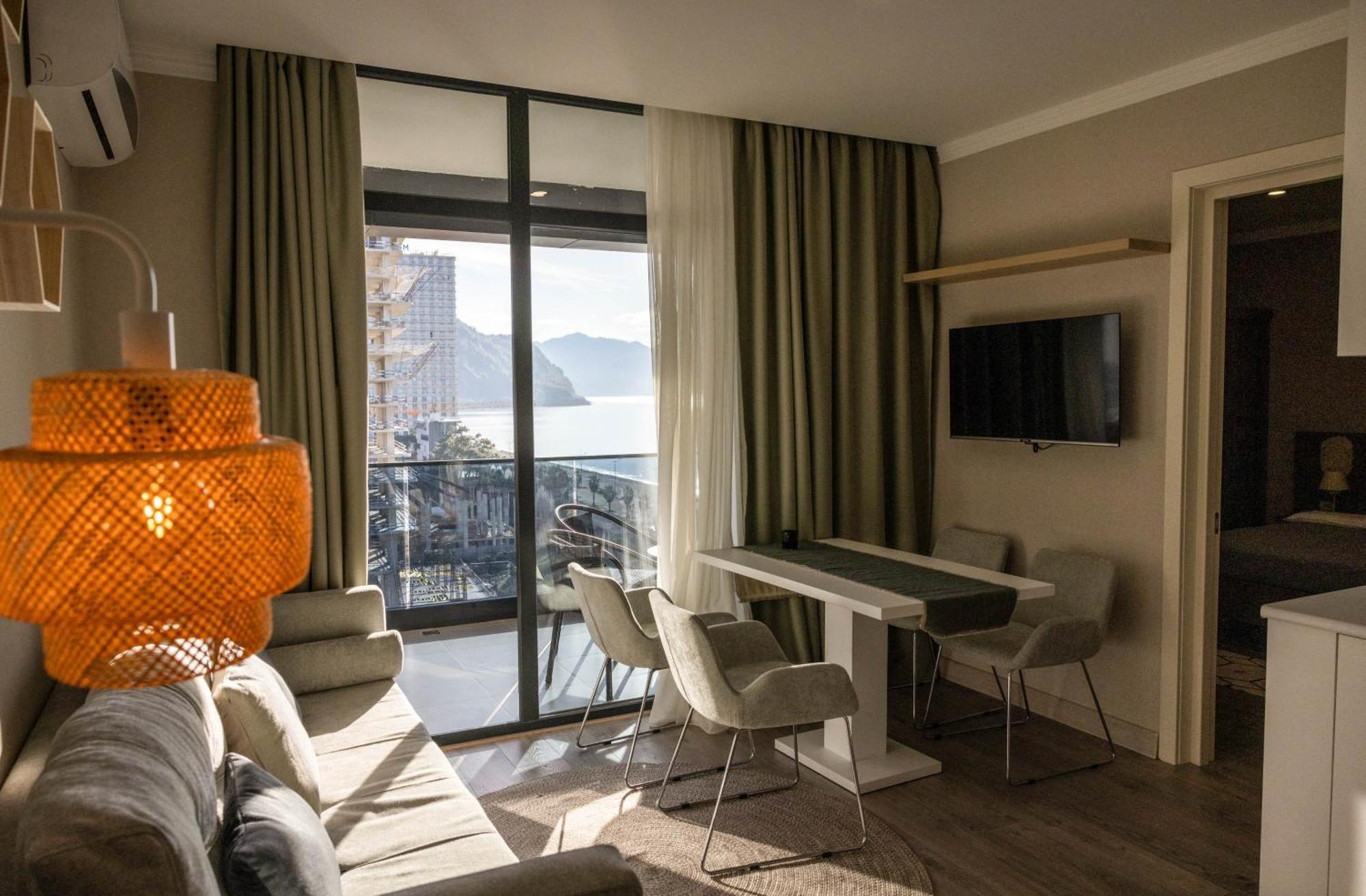 Green Side Apart Hotel Батуми Екстериор снимка