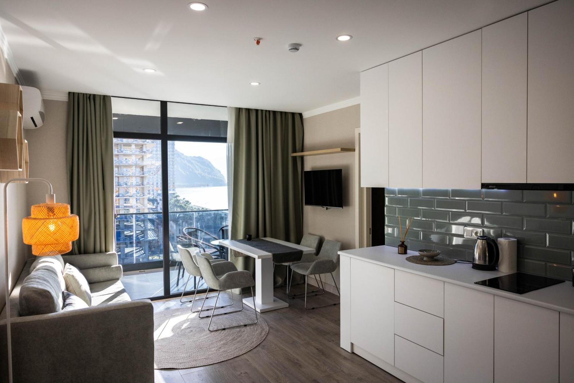 Green Side Apart Hotel Батуми Екстериор снимка