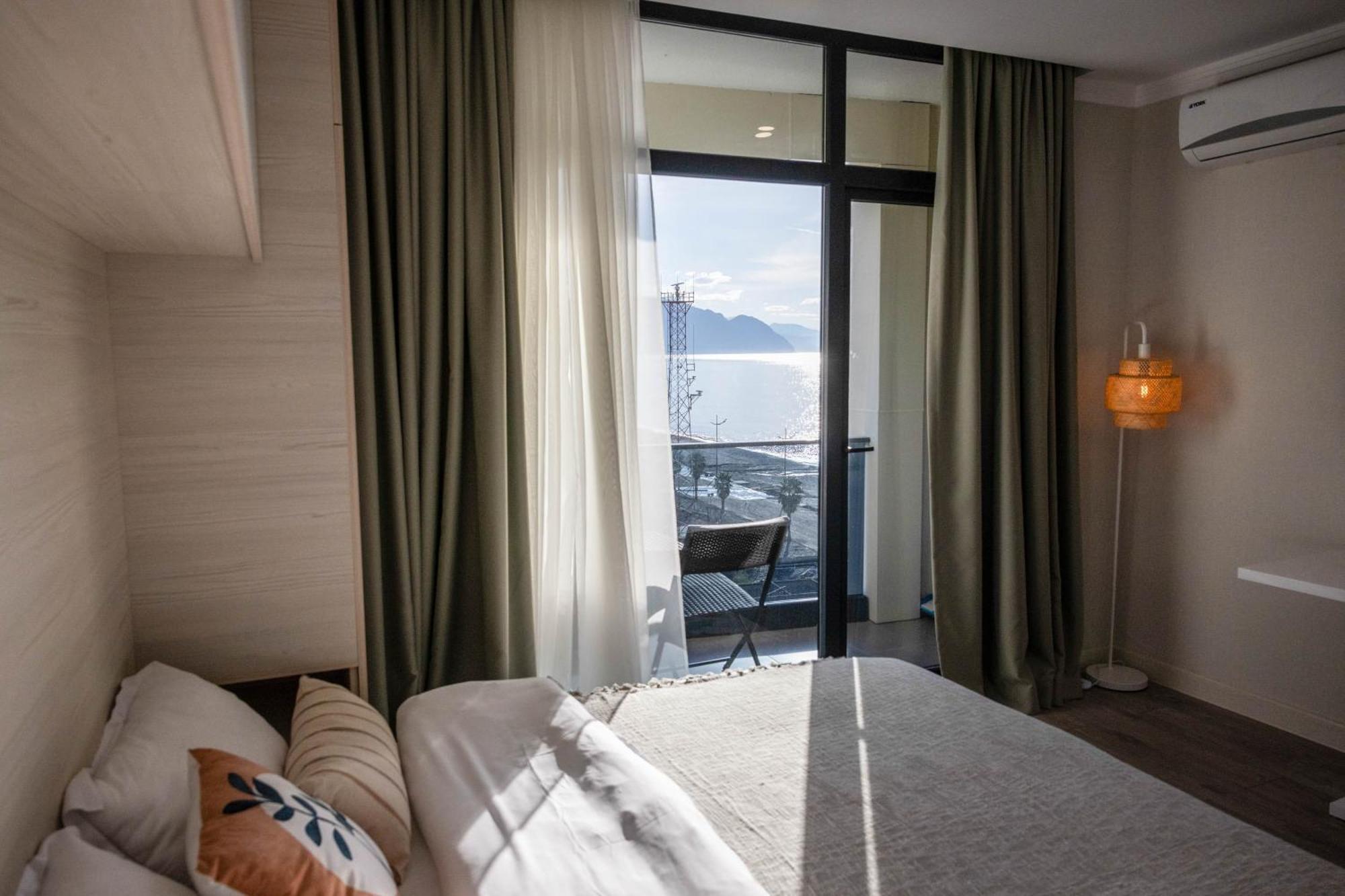 Green Side Apart Hotel Батуми Екстериор снимка