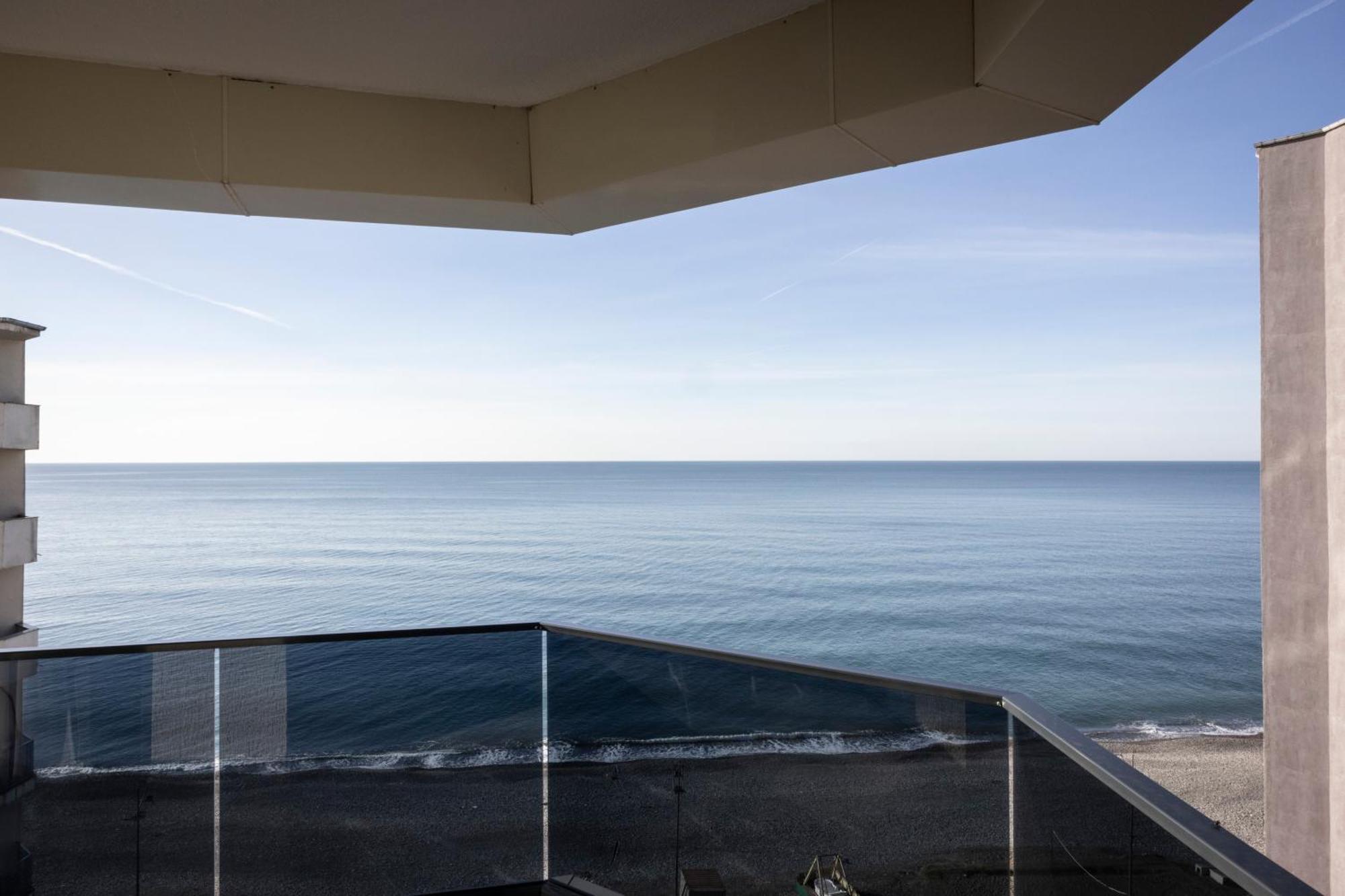 Green Side Apart Hotel Батуми Екстериор снимка